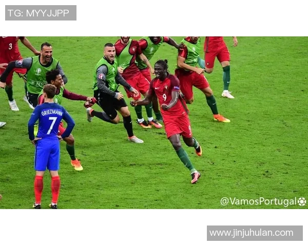 追随绿茵传奇定格足球球星背影展现永不熄灭的热爱瞬间 追随绿茵传奇定格足球球星背影展现永不熄灭的热爱瞬间