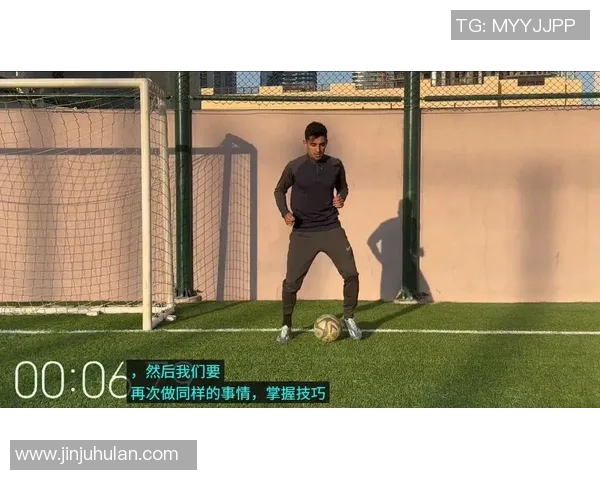 以足球带球直线突破球星为核心探讨速度与控球完美结合的技艺魅力 以足球带球直线突破球星为核心探讨速度与控球完美结合的技艺魅力