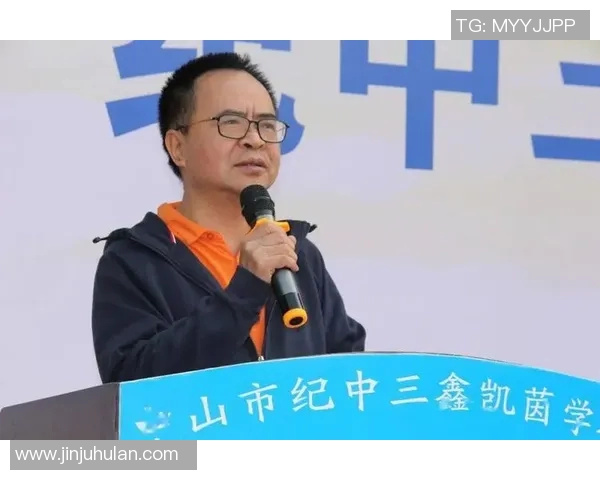 新疆足球名将雕像矗立绿茵场展现体育精神与时代风采 新疆足球名将雕像矗立绿茵场展现体育精神与时代风采