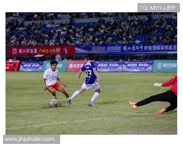 足球明星场上吃鼻屎被拍到引发热议 网友纷纷讨论体育偶像形象 足球明星场上吃鼻屎被拍到引发热议 网友纷纷讨论体育偶像形象