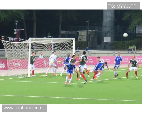 足球球星聚餐时的自然瞬间 专注捕捉他们最真实的用餐表情与动作 足球球星聚餐时的自然瞬间 专注捕捉他们最真实的用餐表情与动作